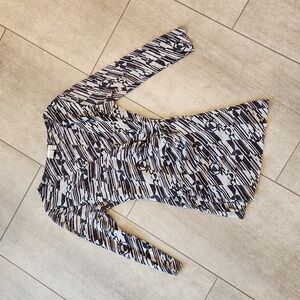 Navy White Abstract Top with 3/4 Sleeves and Deep V Neck Ruched Waist